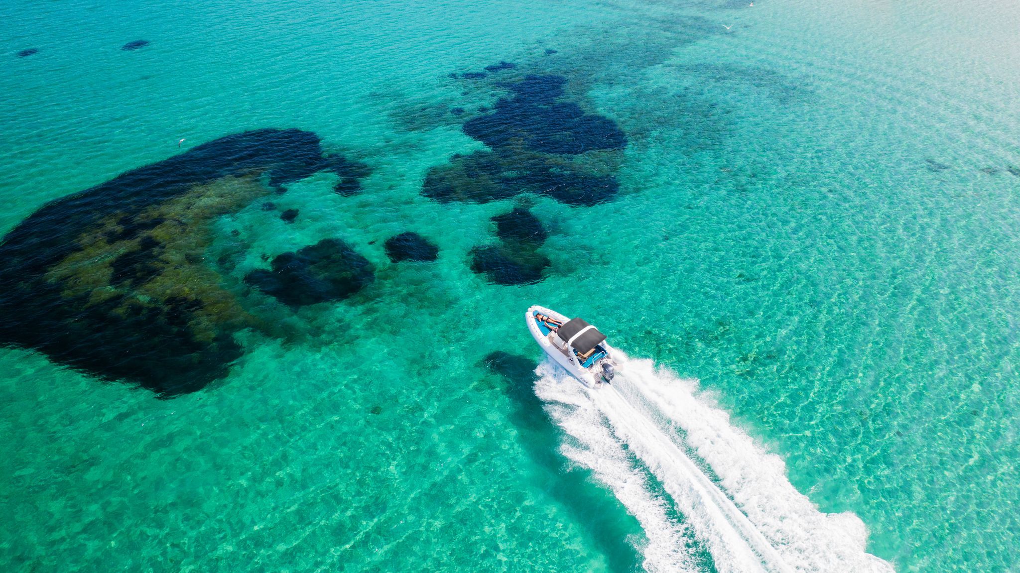 Un Zodiac Medline navigant au large des côtes varoises — un investissement qui mérite une stratégie financière adaptée