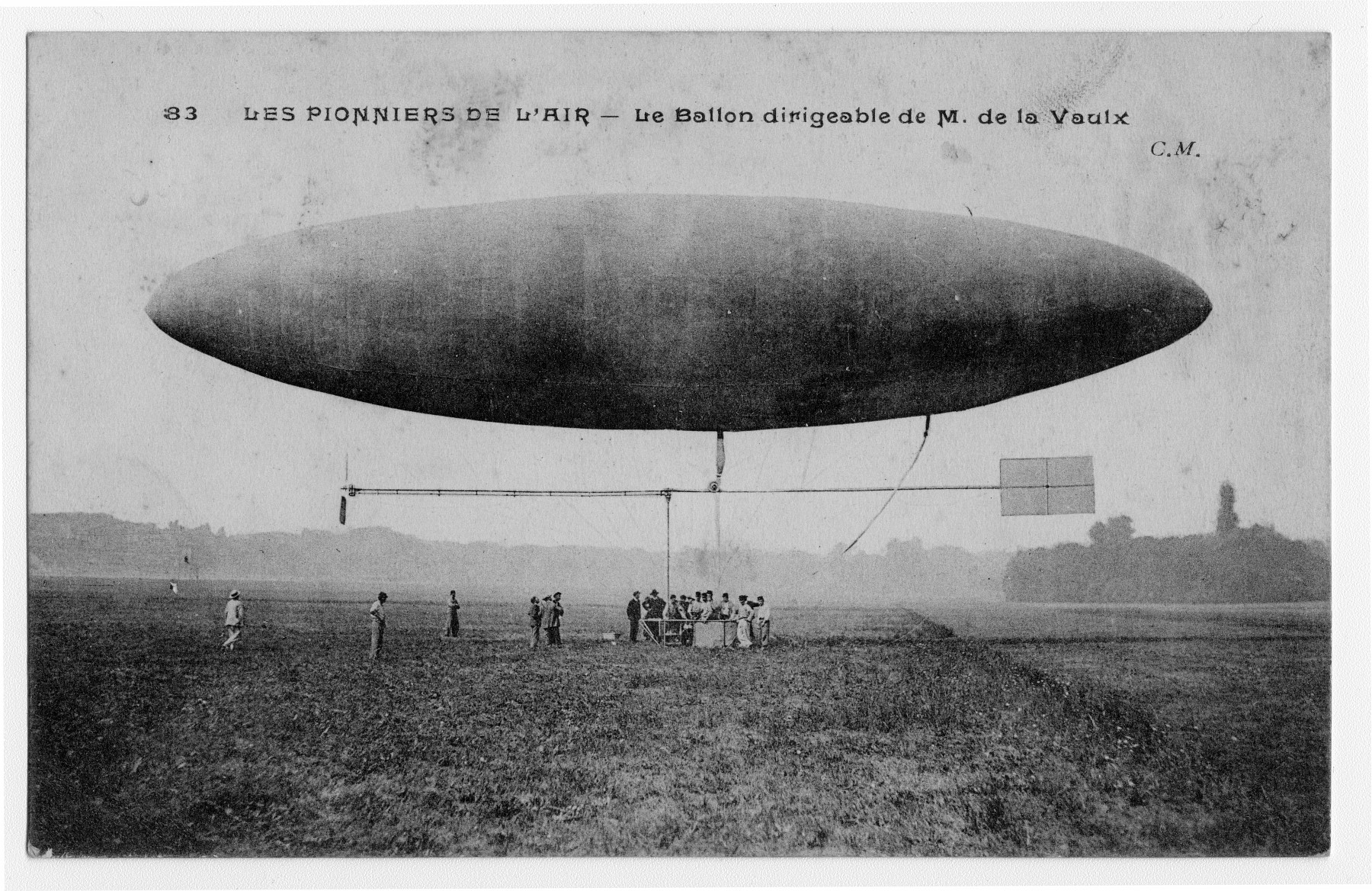 Les premiers dirigeables Zodiac marquent les débuts de l'entreprise dans l'aéronautique.