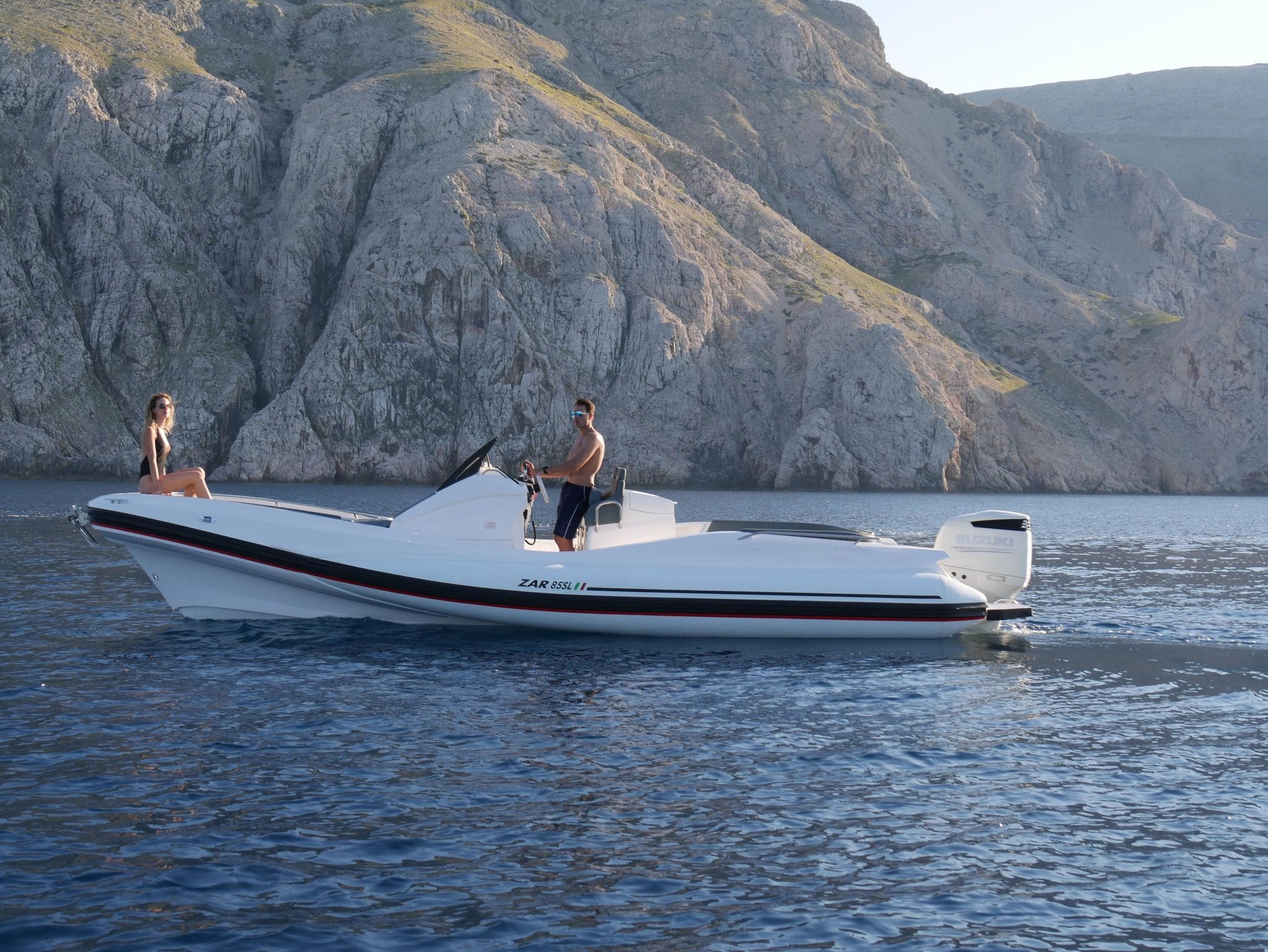 Un semi-rigide Zar Formenti équipé d'un moteur hors-bord dans le Golfe de Saint-Tropez